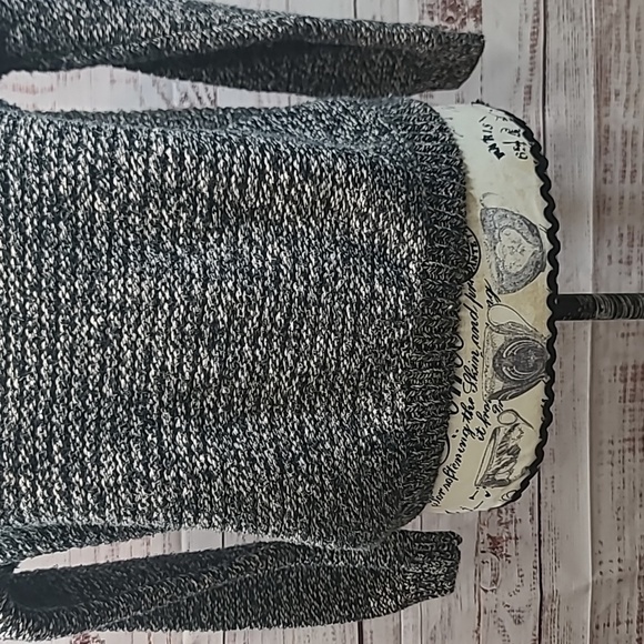 Forever21 crew neck knit sweater - Picture 3 of 7